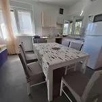 Pervan By The 2 Bedrooms *