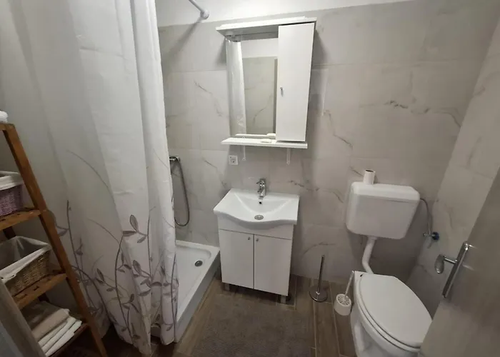 Pervan By The 2 Bedrooms * Езера