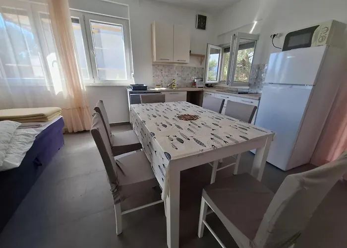 Pervan By The 2 Bedrooms *