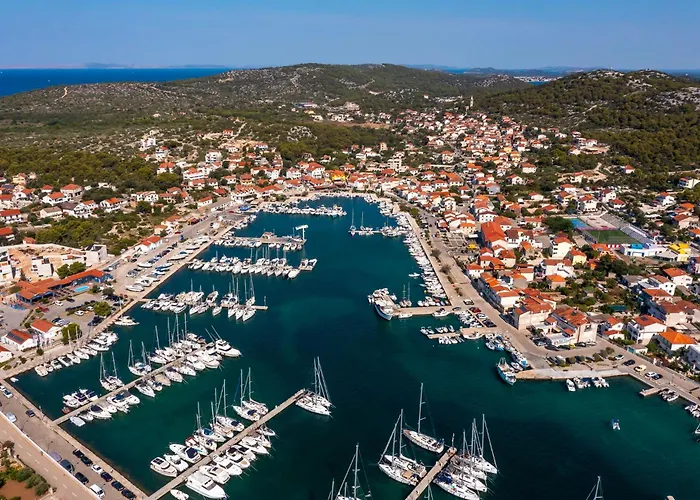 Pervan By The 2 Bedrooms * Езера